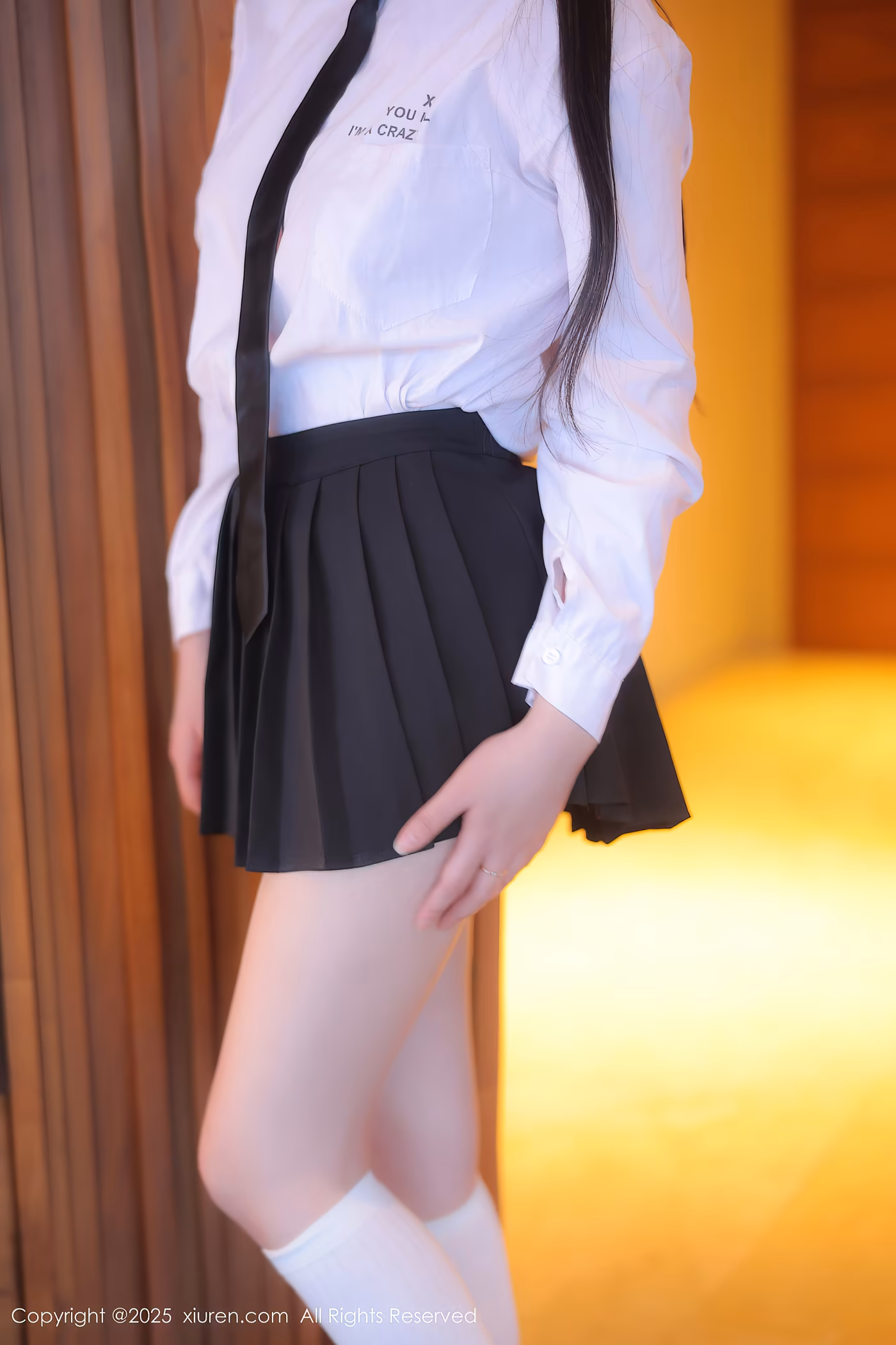 秀人网模特身着白衬衫黑短裙展示白色丝袜
