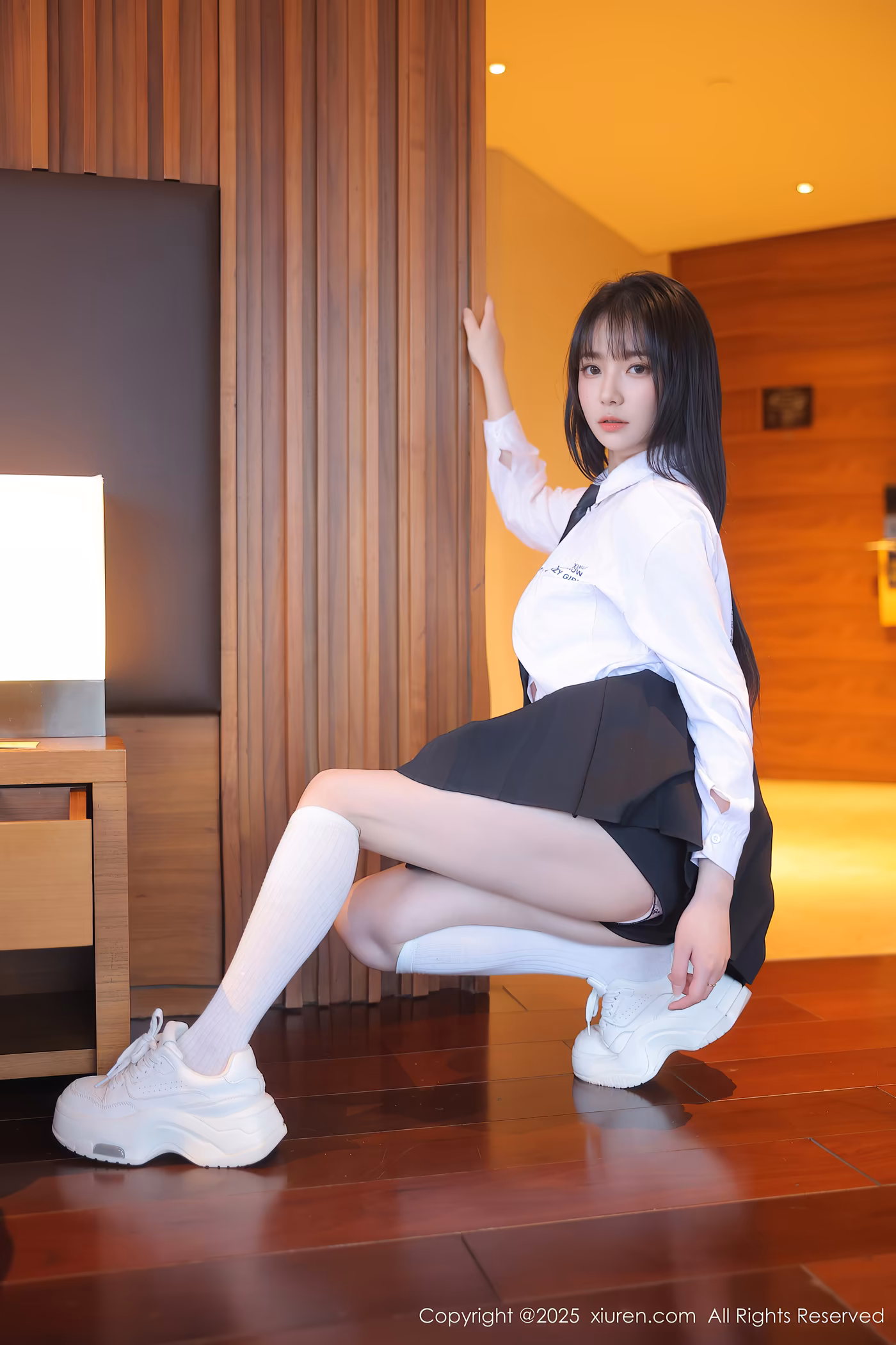 秀人网模特身着白衬衫黑短裙展示白色丝袜