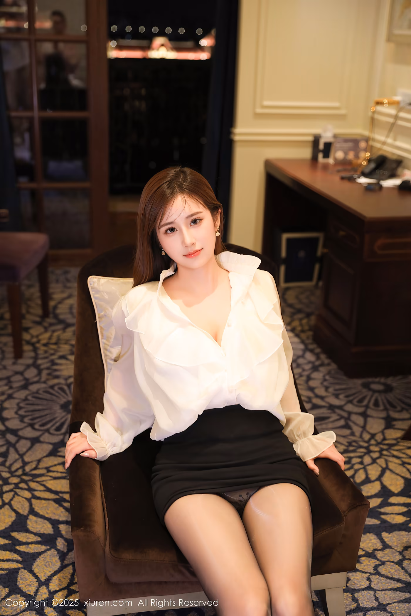 小肉肉咪穿着白衬衫黑短裙黑丝坐在办公椅上